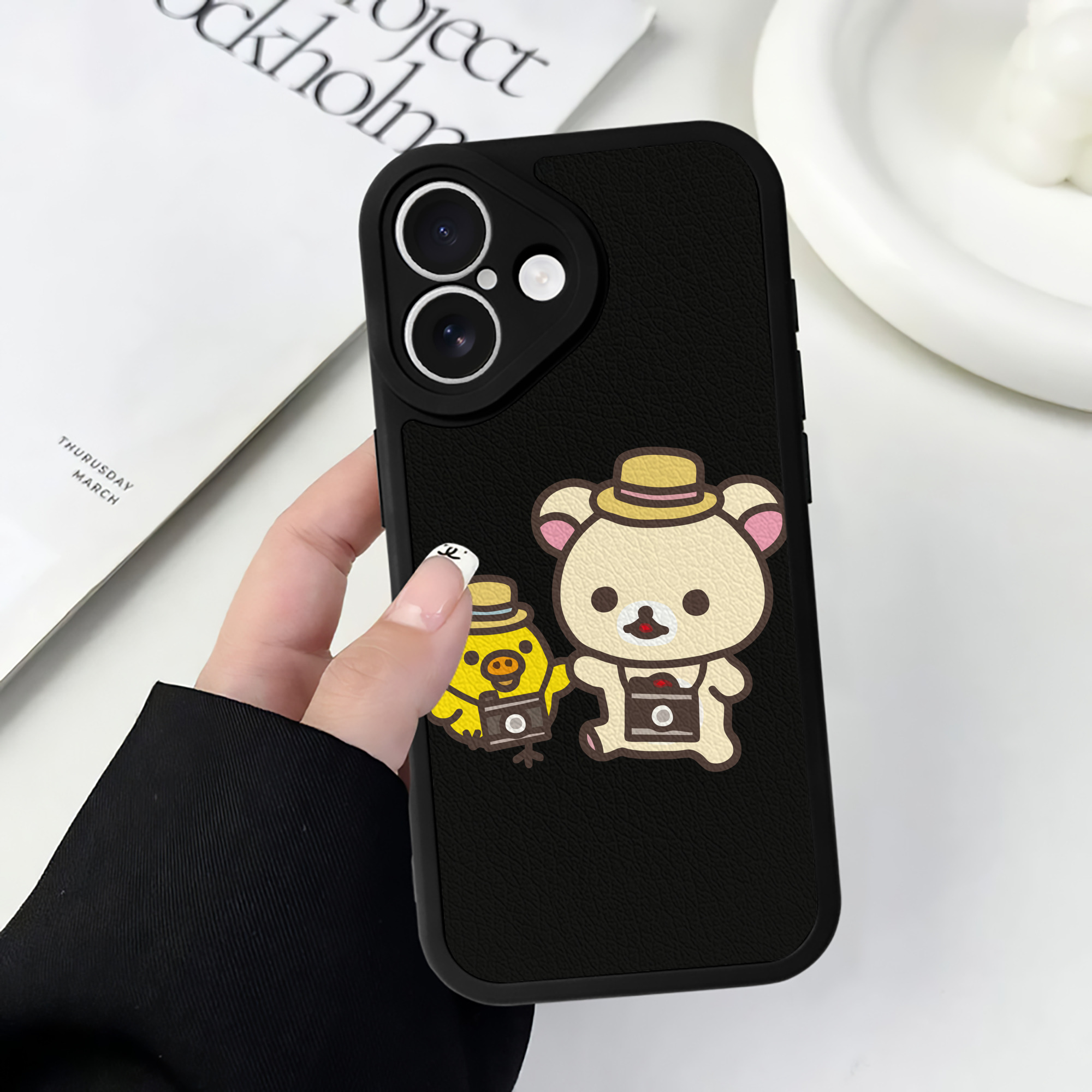 （画像用） リラックマ リラックマ キイロイトリ Rilakkuma Korilakkuma Kiiroitori 【iPhone 16シリーズ対応】シリコンスマホケース（レザー調） 材質：シリコン